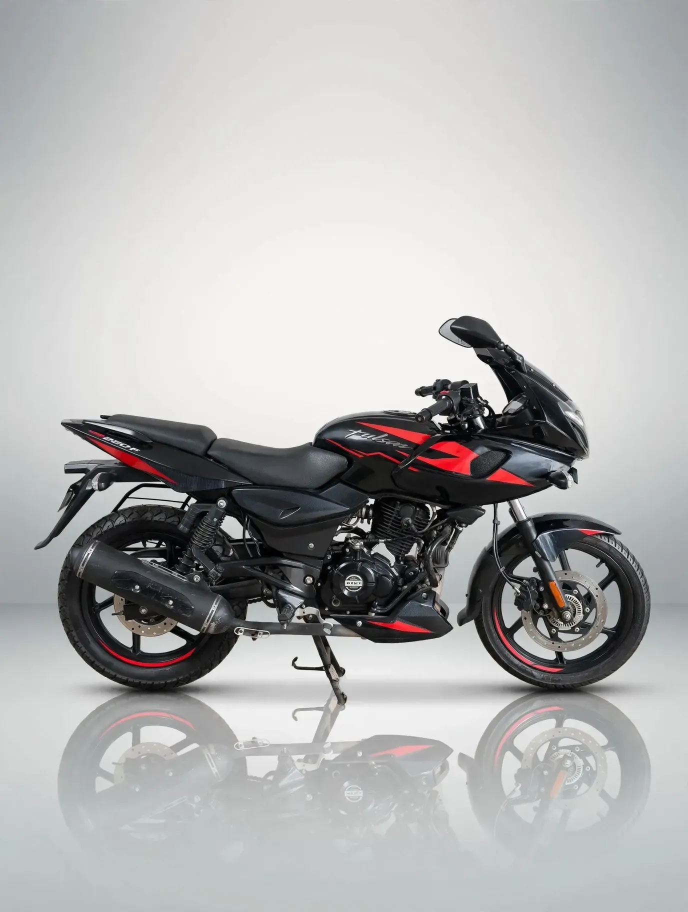 Bajaj Pulsar 220, photo 2 of 4
