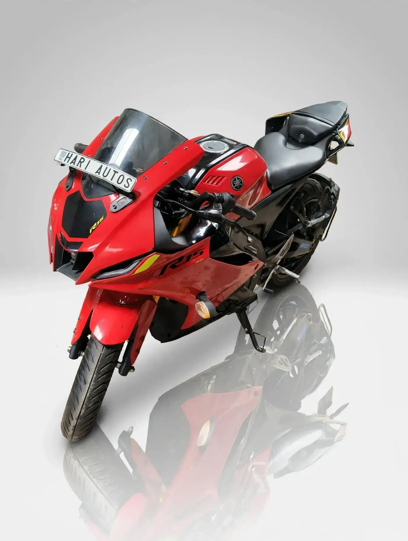 Yamaha R15 (2023), showroom photo