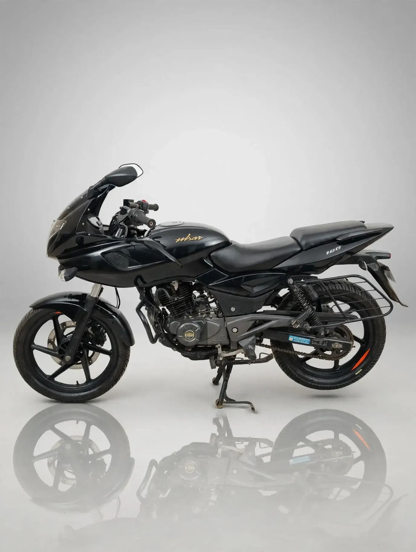Bajaj Pulsar 180, showroom photo