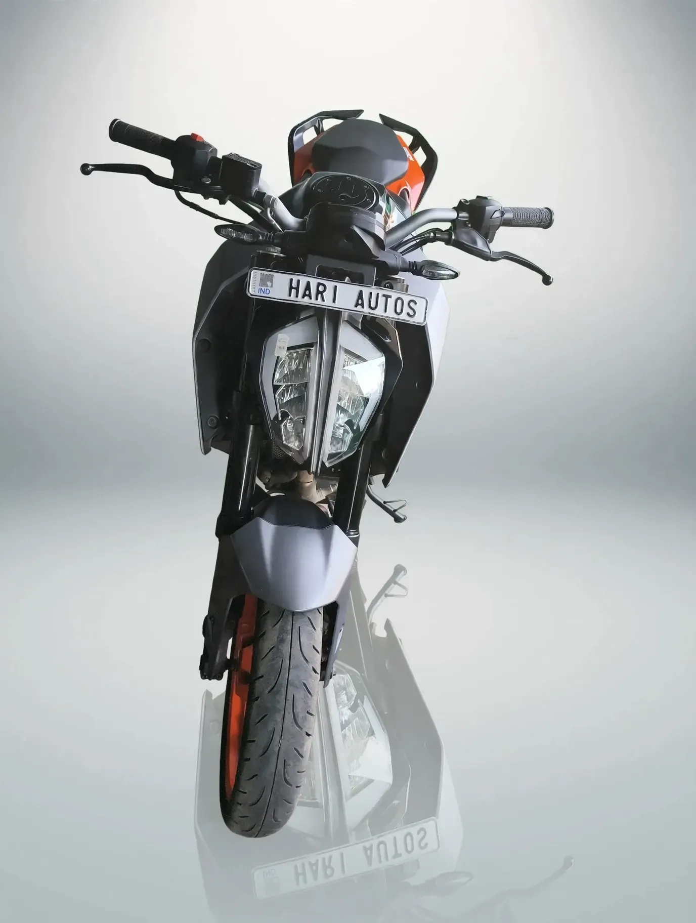 KTM Duke 200 (2024), showroom photo