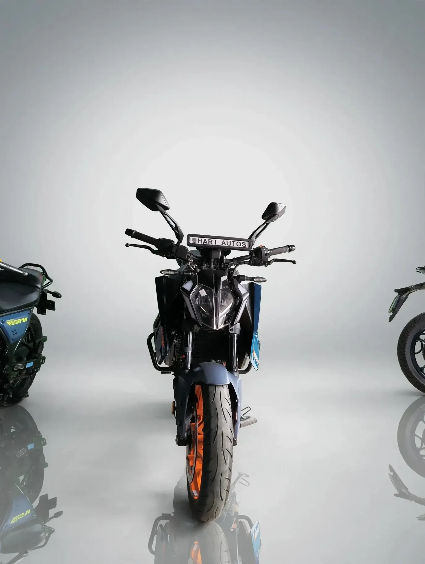KTM Duke 390 (2024), showroom photo
