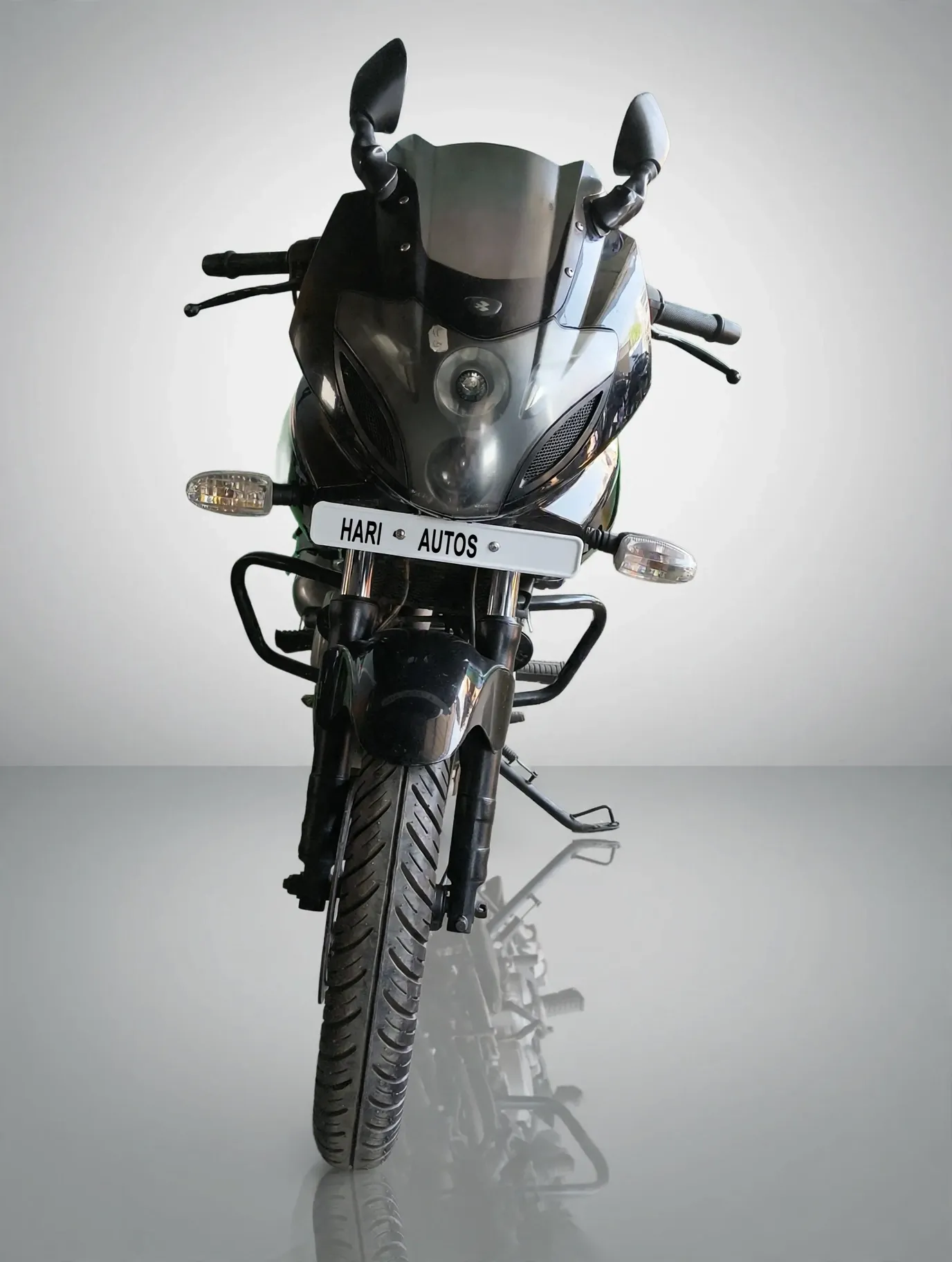 Bajaj Pulsar 220, showroom photo