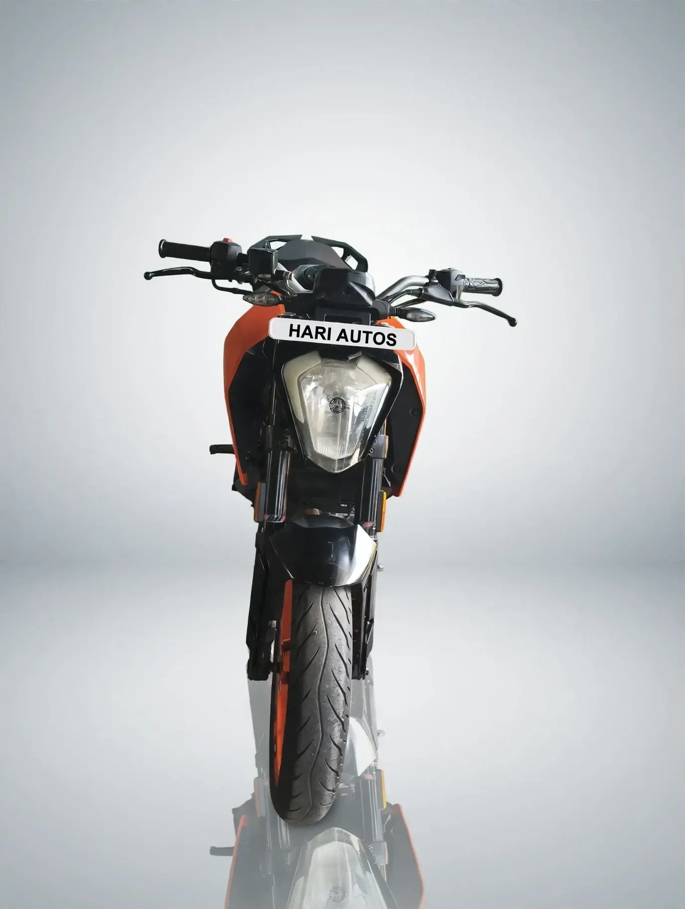 KTM Duke 200, showroom photo