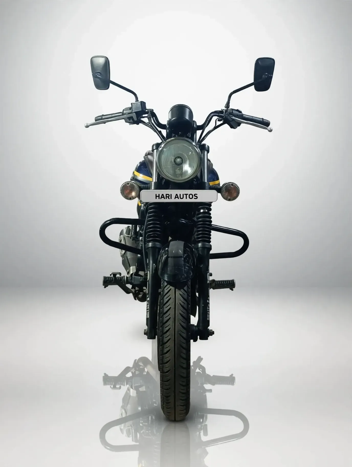 Bajaj Avenger 150 (2016), showroom photo