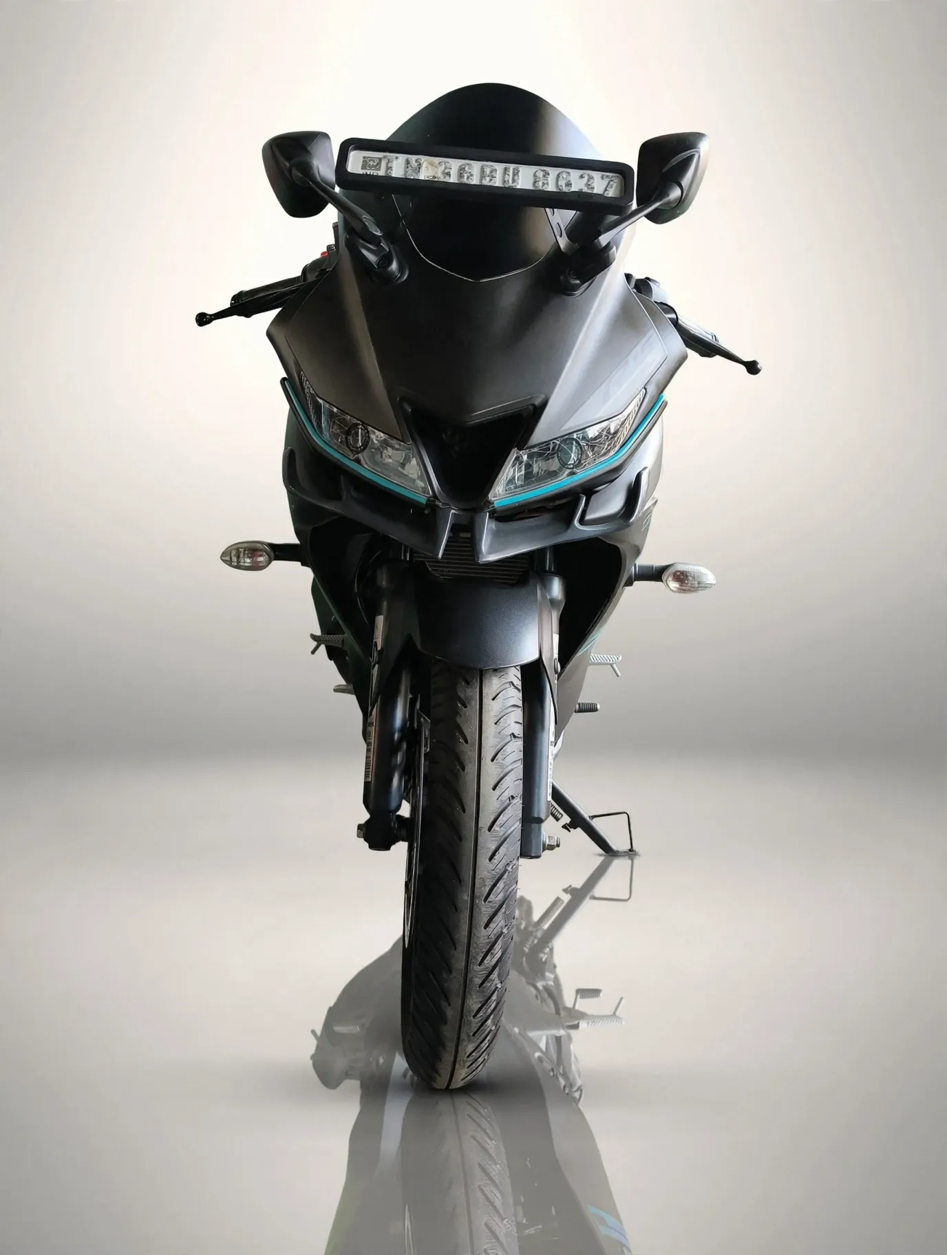 Yamaha R15S, showroom photo