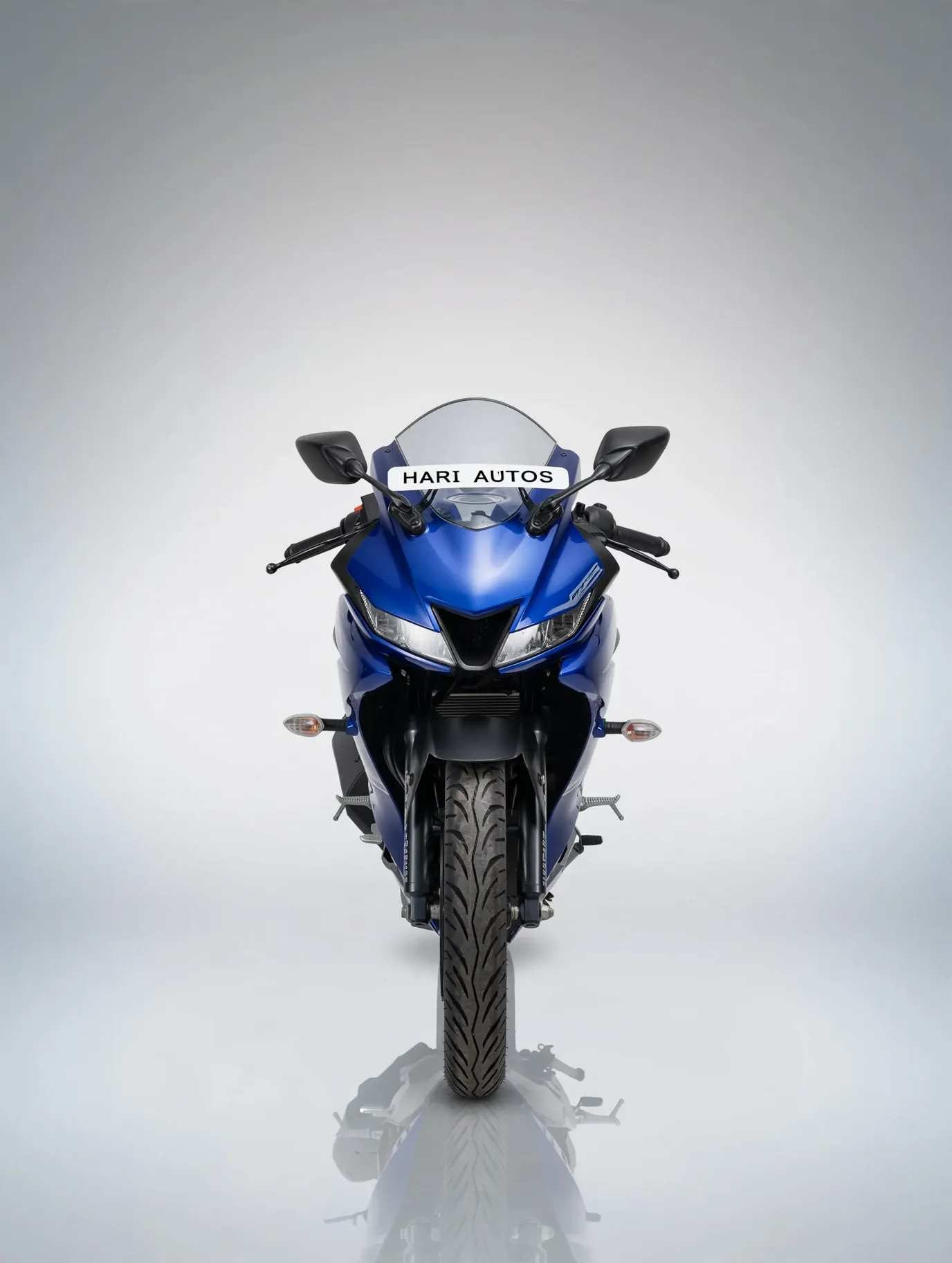 Yamaha YZF R15, showroom photo