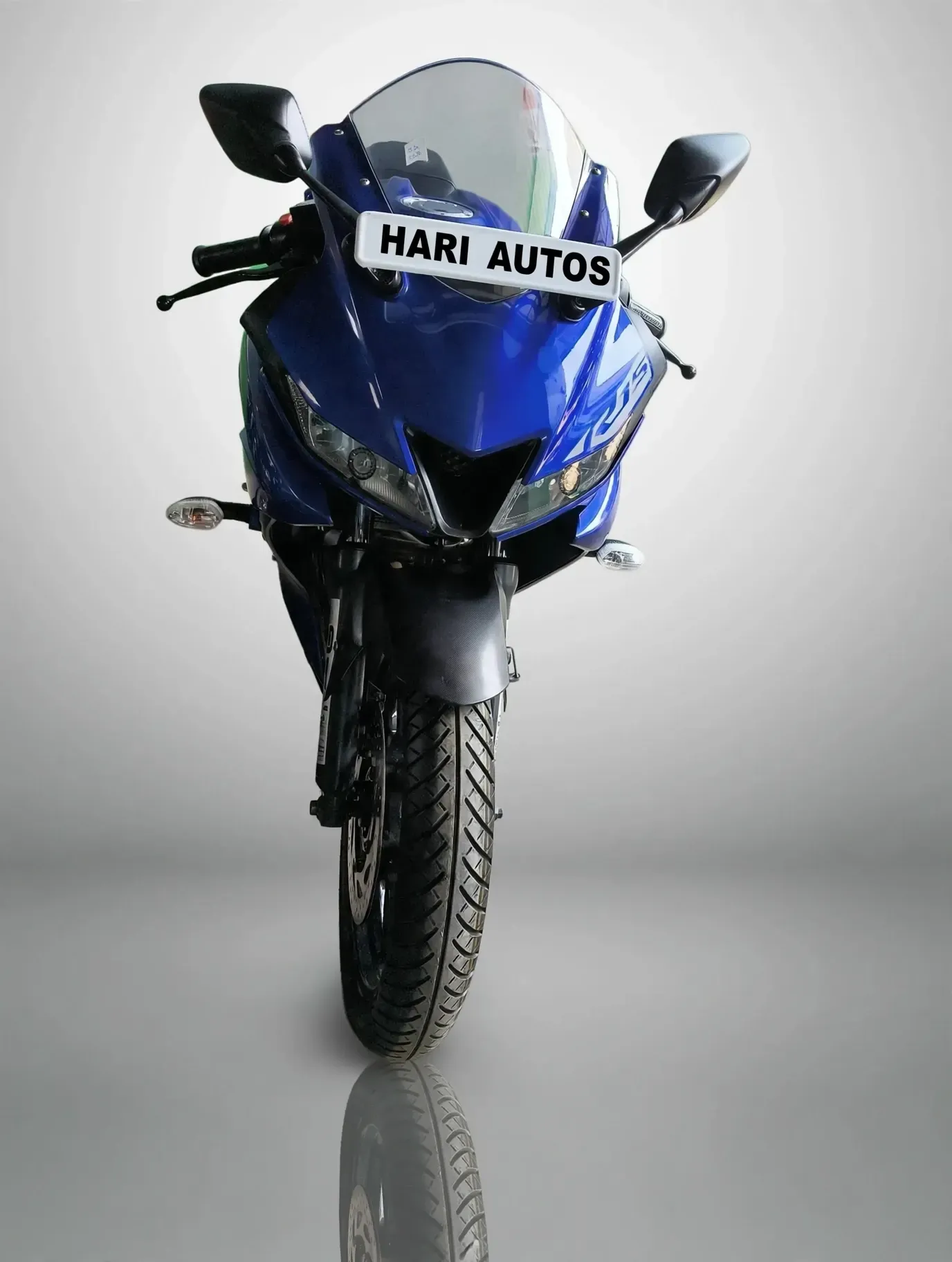 Yamaha R15 S, showroom photo