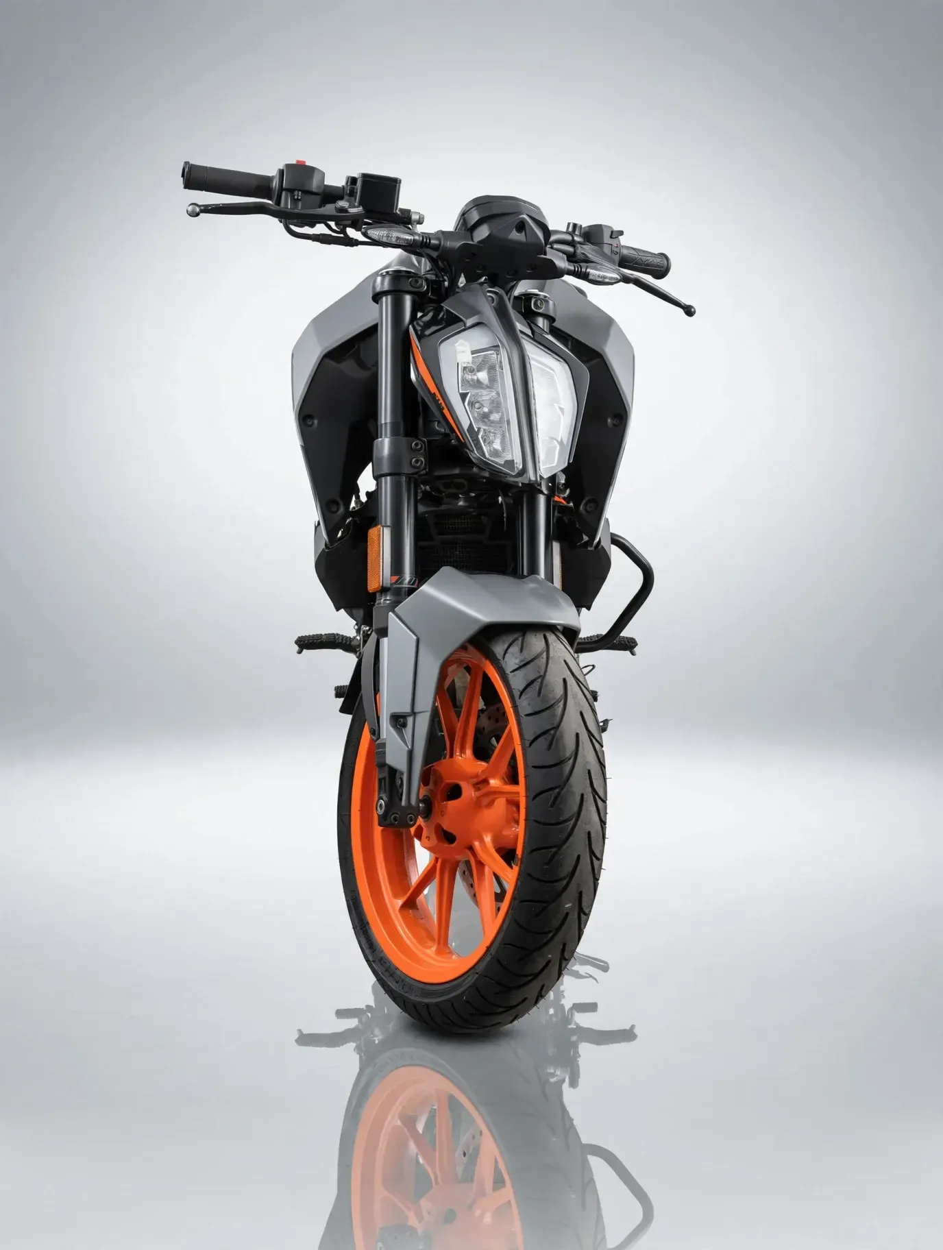 KTM Duke 200 (2024), showroom photo
