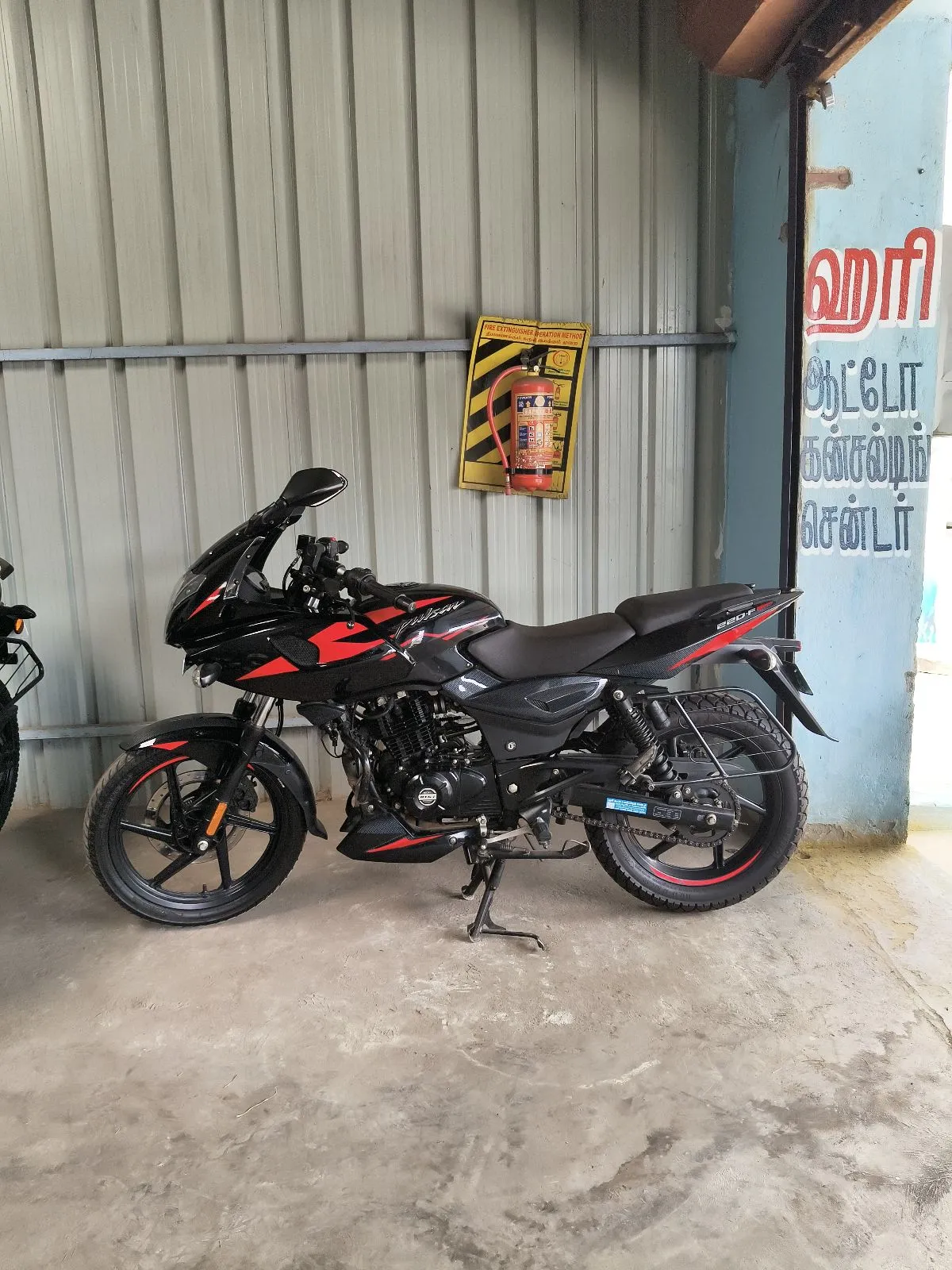 Bajaj Pulsar 220, photo 4 of 4