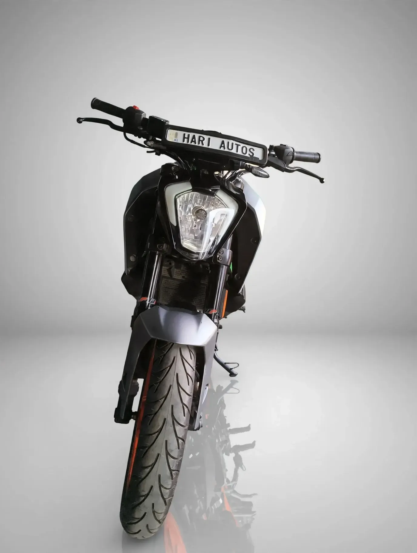 KTM Duke 200, showroom photo