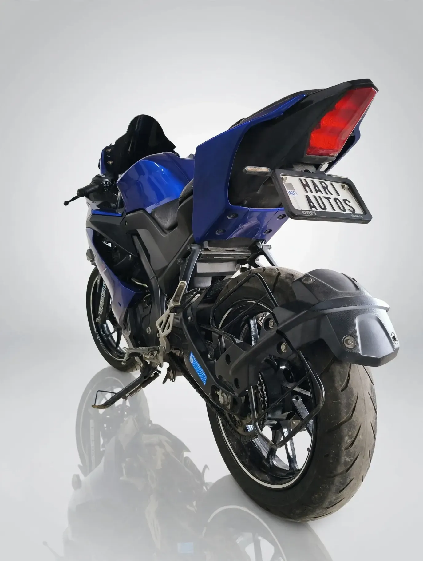Yamaha YZF R15, showroom photo