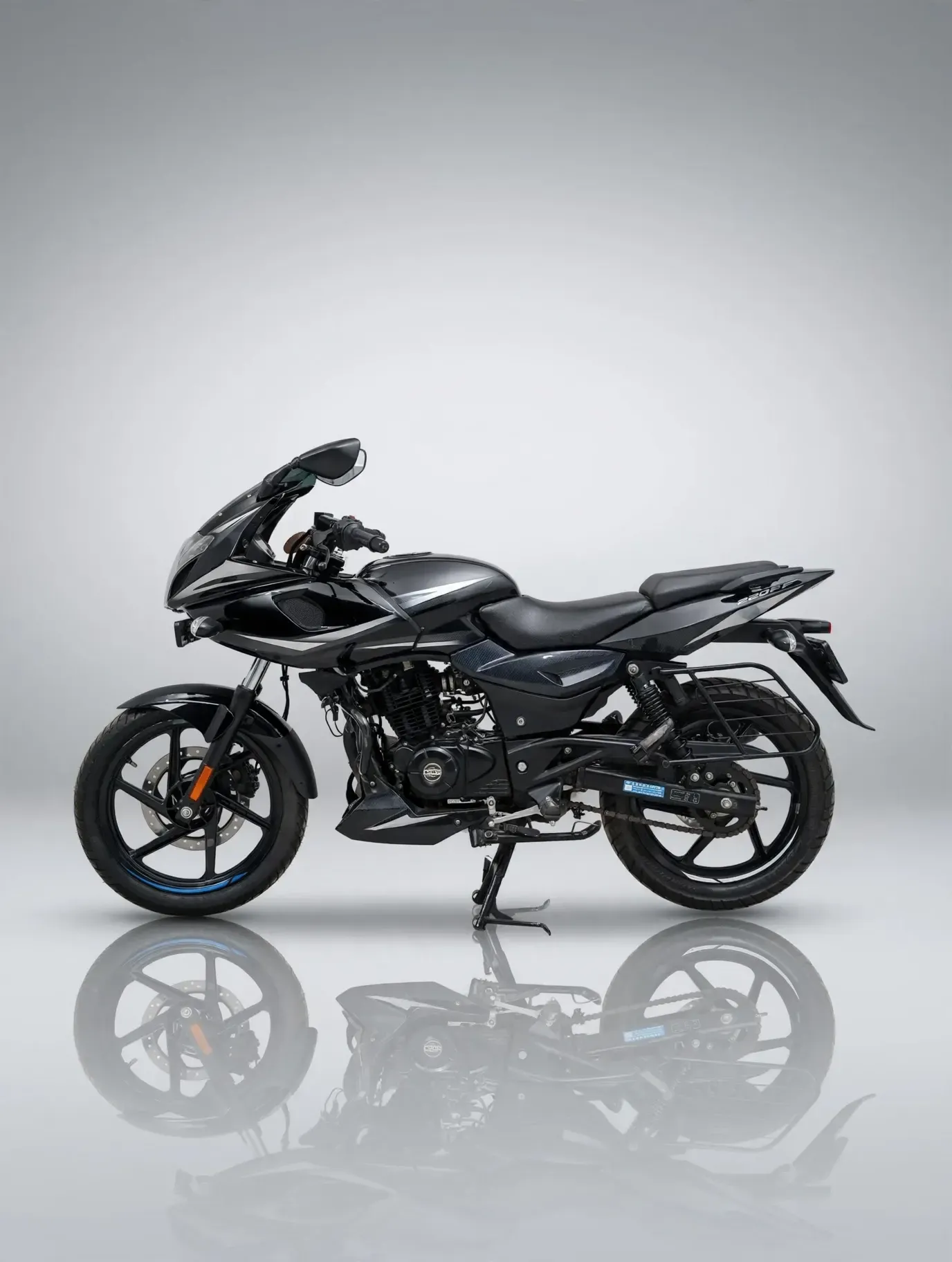 Bajaj Pulsar 220F, photo 2 of 4