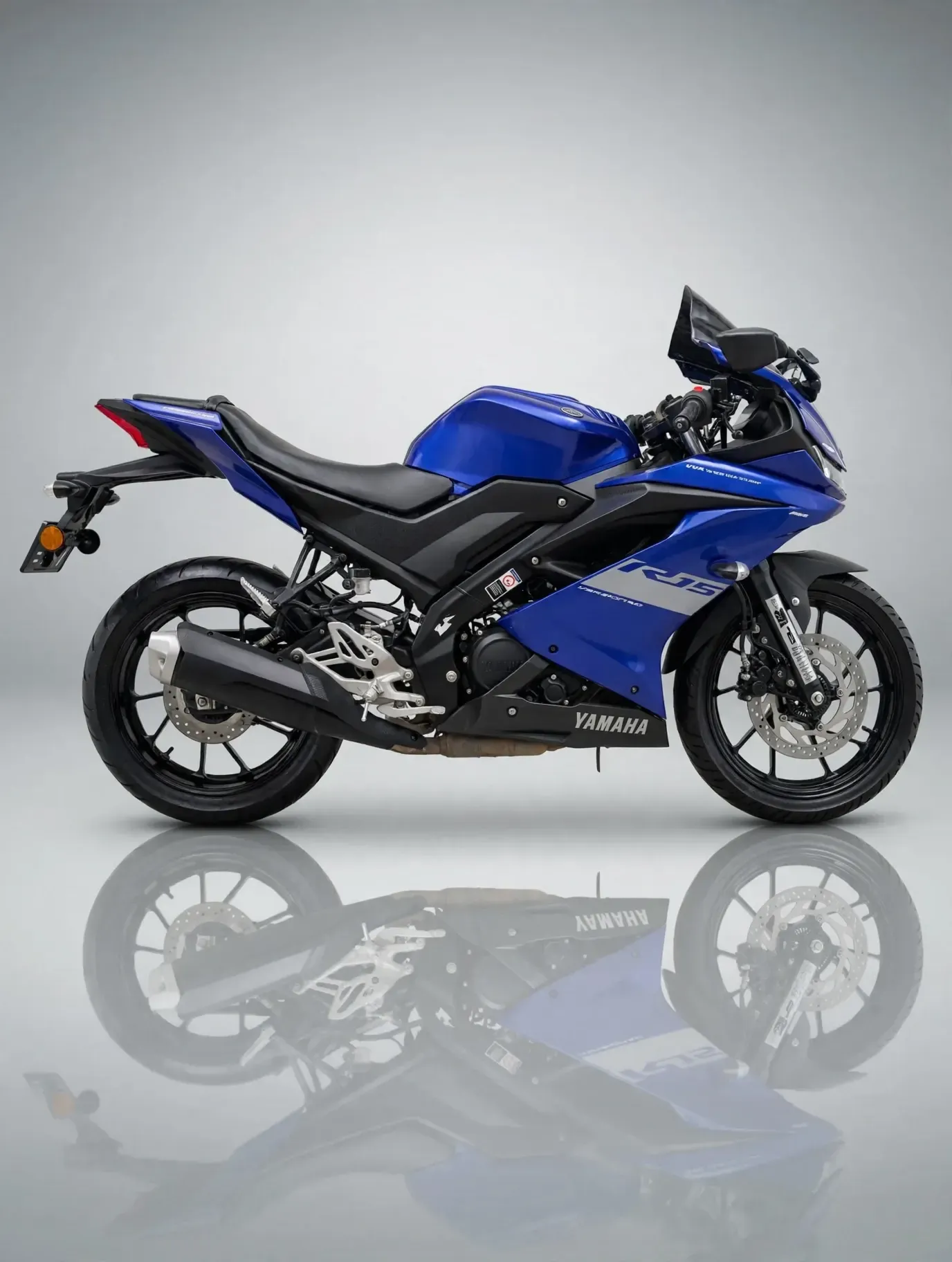Yamaha R15S (2024), showroom photo