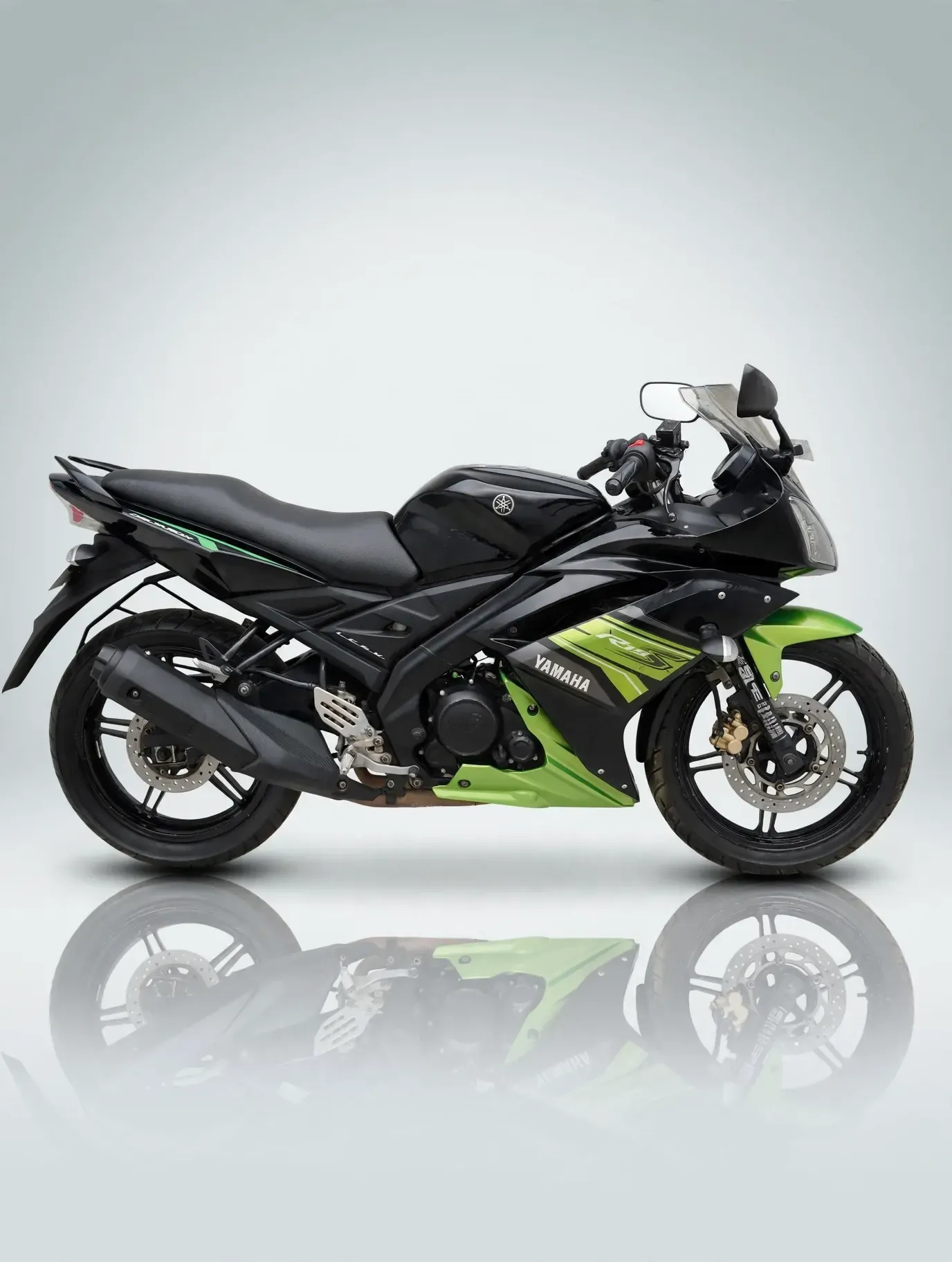 Yamaha R15, showroom photo