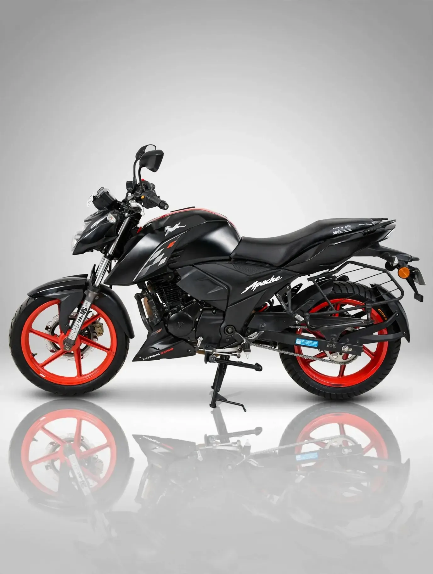 TVS Apache RTR 160 (2022), showroom photo