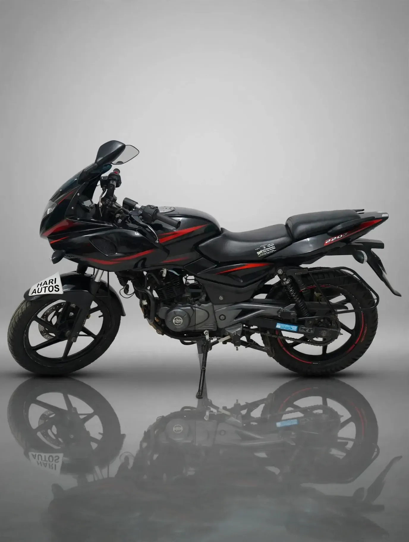 Bajaj Pulsar 220 (2018), photo 3 of 5