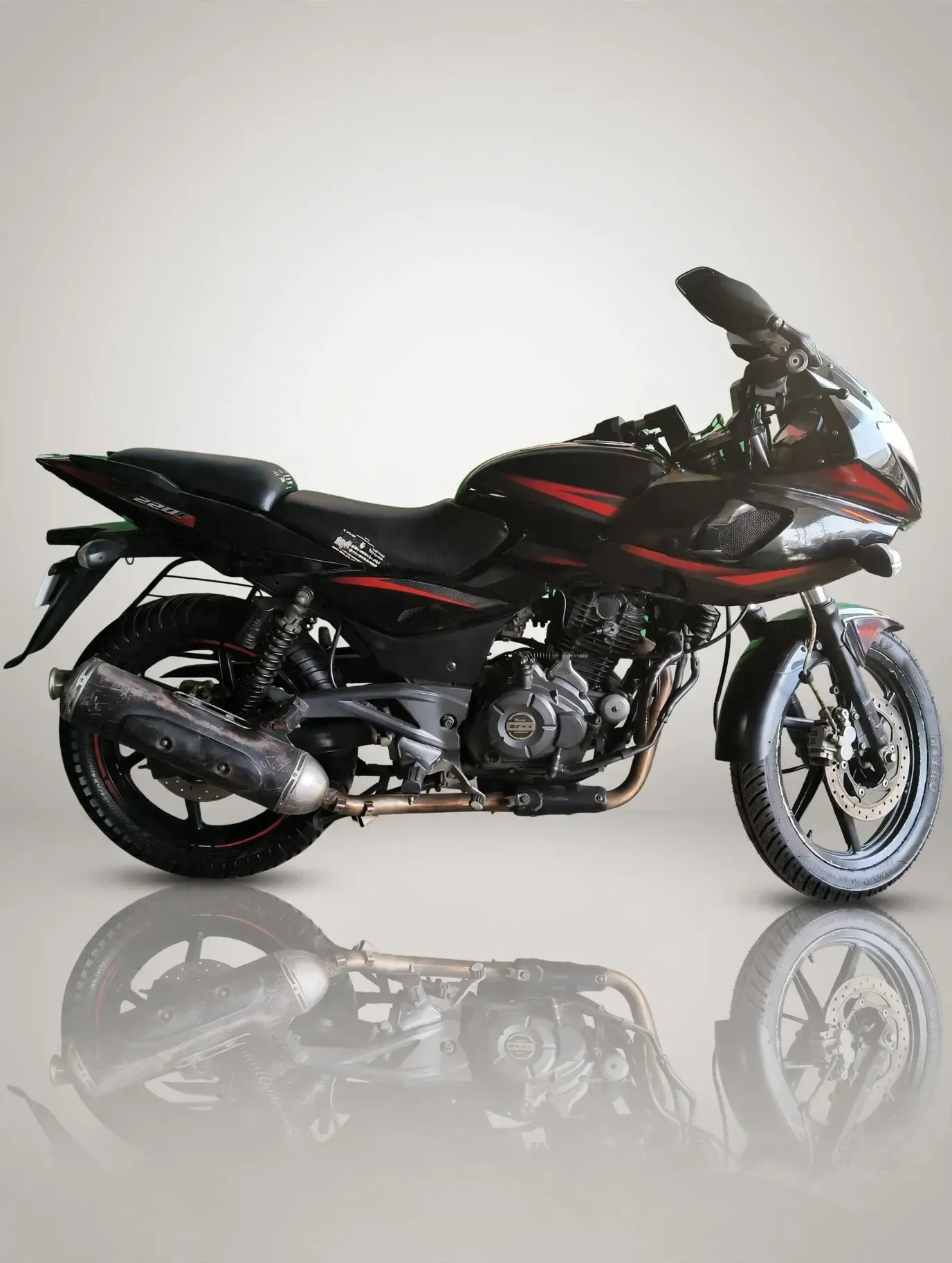 Bajaj Pulsar 220 (2018), photo 2 of 5
