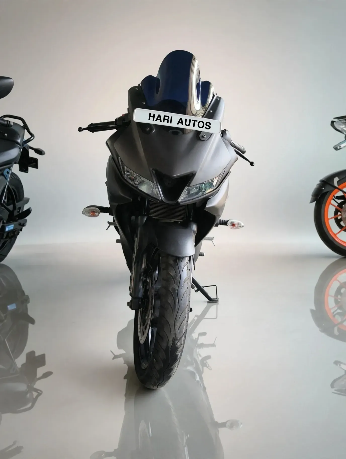Yamaha R15, showroom photo