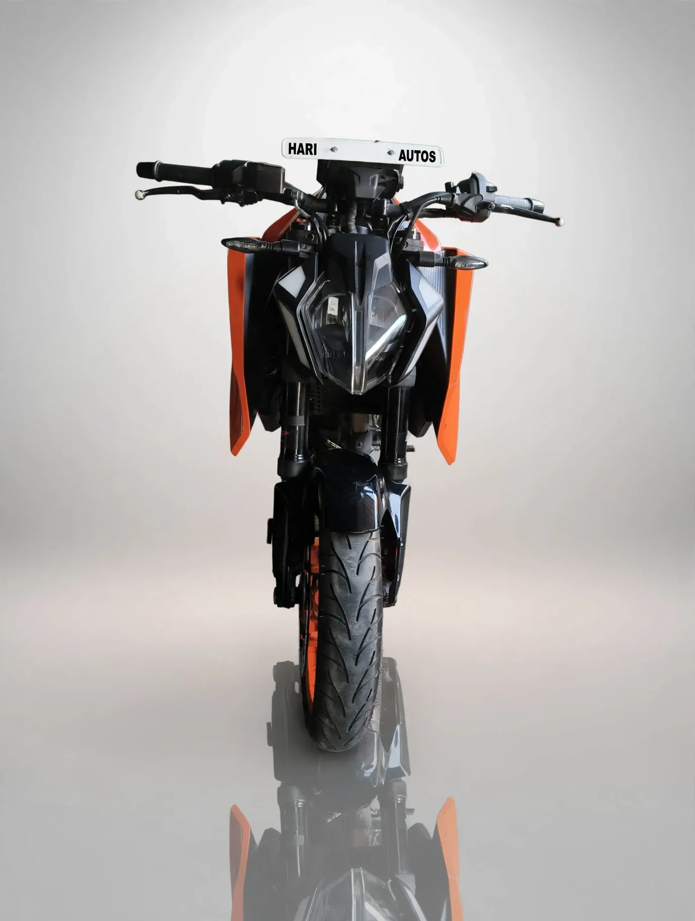 KTM Duke 390 (2024), showroom photo