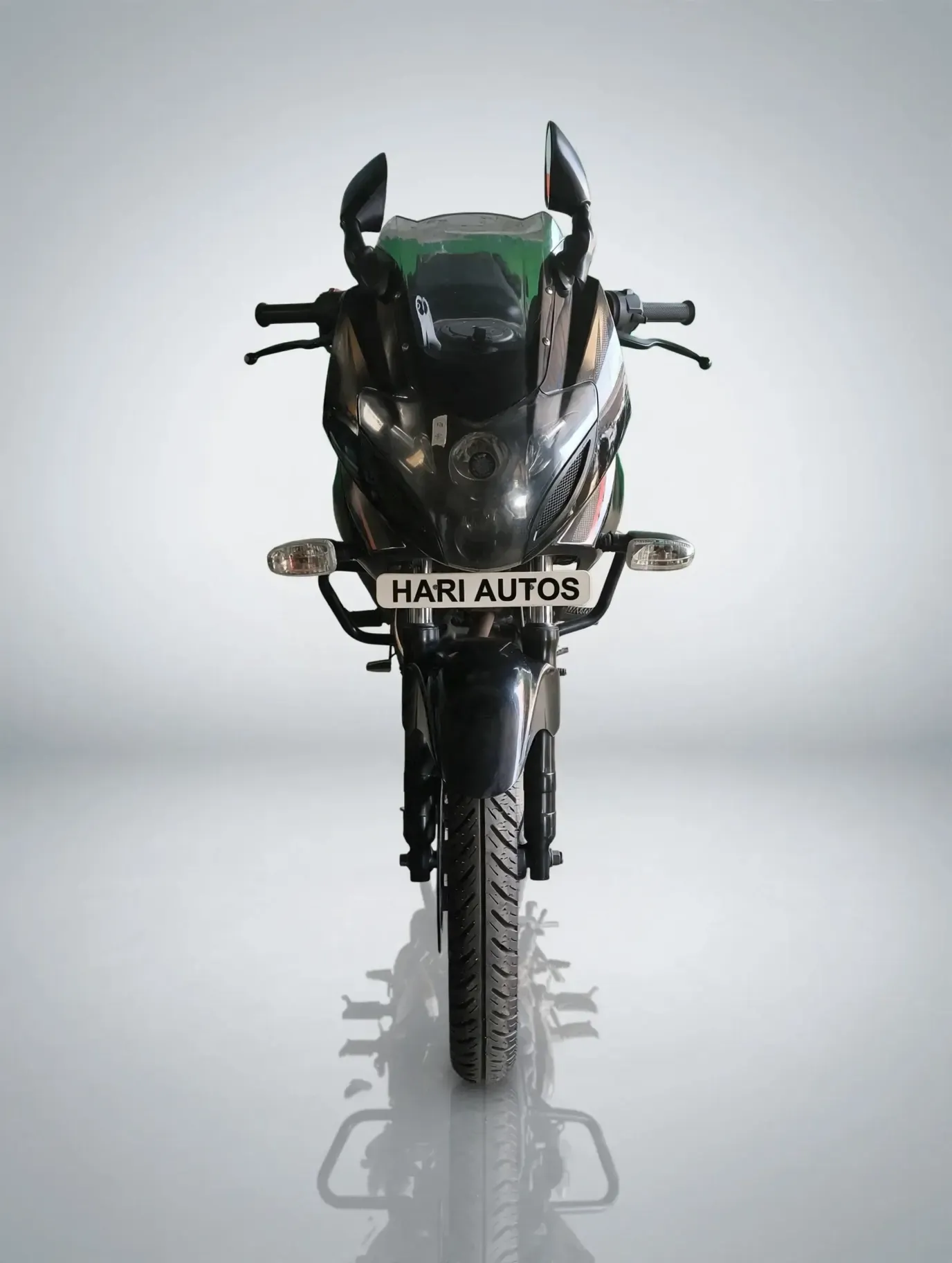 Bajaj Pulsar 220 (2018), showroom photo