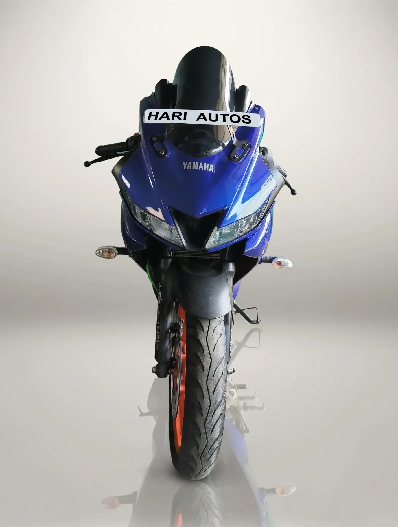 Yamaha R15S, showroom photo